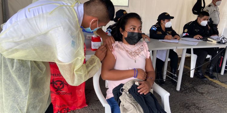 PNC apoya en nuevo centro de vacunación situado en zona 5 capitalina