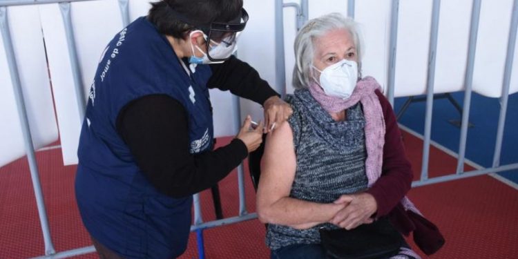 Autoridades de Salud continúan con las jornadas de vacunación contra COVID-19 en adultos mayores. / -Foto: Salud.