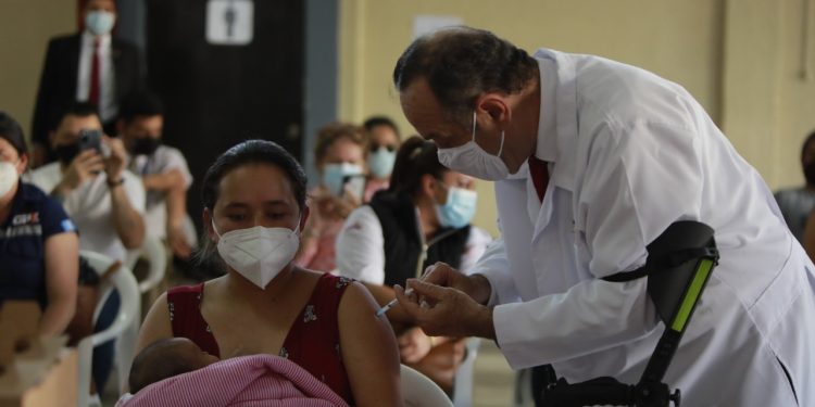 Presidente apoya en la vacunación contra el coronavirus en Guardia de Honor