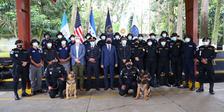 Inauguran primer curso nacional e internacional de guías caninos