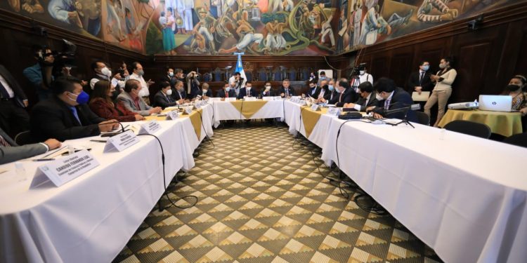 Minfin: Proyecto de presupuesto contempla una reducción en deuda pública