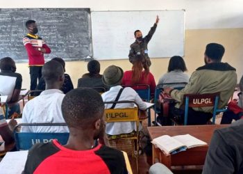 Soldados guatemaltecos enseñan español en la República Democrática del Congo