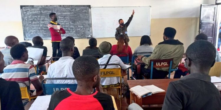 Soldados guatemaltecos enseñan español en la República Democrática del Congo