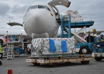 Arriba lote de 500 mil primeras dosis de la vacuna Sputnik V