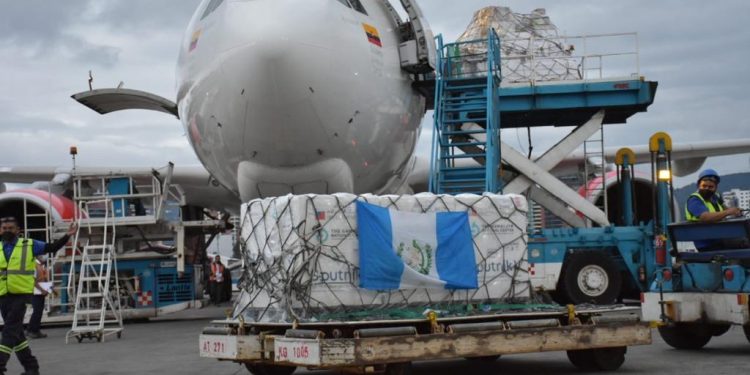 Arriba lote de 500 mil primeras dosis de la vacuna Sputnik V