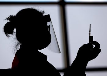 Farmacéuticas esperan que en 2022 terminen problemas de suministro de vacunas