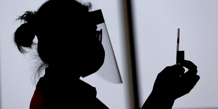 Farmacéuticas esperan que en 2022 terminen problemas de suministro de vacunas