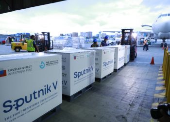 Arriba lote de 500 mil primeras dosis de la vacuna Sputnik V