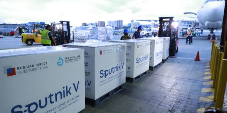 Arriba lote de 500 mil primeras dosis de la vacuna Sputnik V