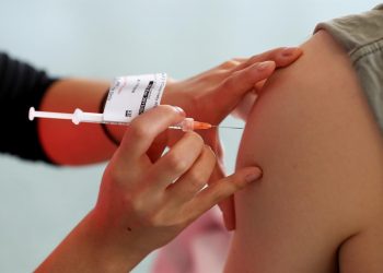 Agencia Europea de Medicamentos insta a acelerar la vacunación
