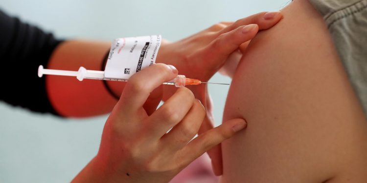 Agencia Europea de Medicamentos insta a acelerar la vacunación