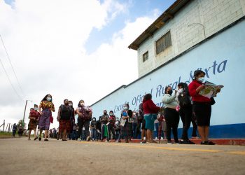 Vecinos de San Juan Sacatepéquez agradecen por dosis de la vacuna contra el coronavirus