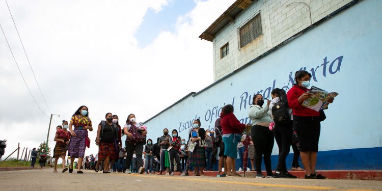 Vecinos de San Juan Sacatepéquez agradecen por dosis de la vacuna contra el coronavirus