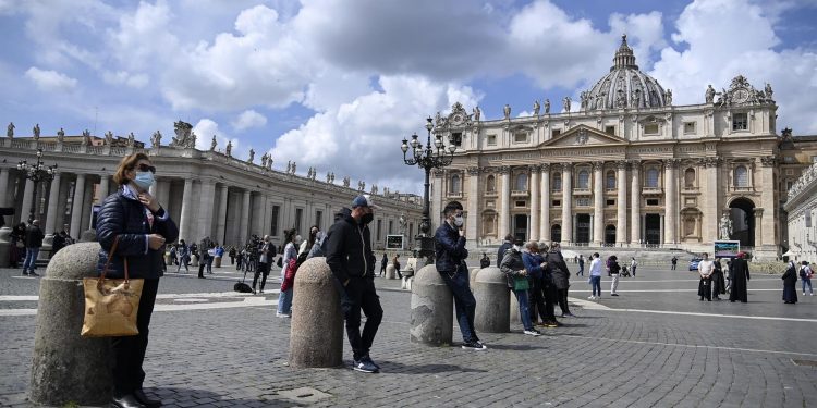 El Vaticano suspenderá el sueldo a empleados que no presenten pase sanitario