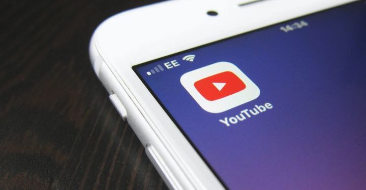 YouTube prohíbe todos los videos antivacunas y los que no son de COVID-19