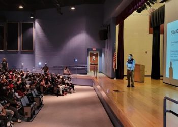 Estudiantes guatemaltecos conocen servicios consulares