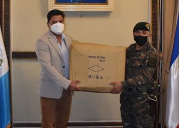 Militares que apoyan plan de vacunación en Quetzaltenango reciben implementos de bioseguridad