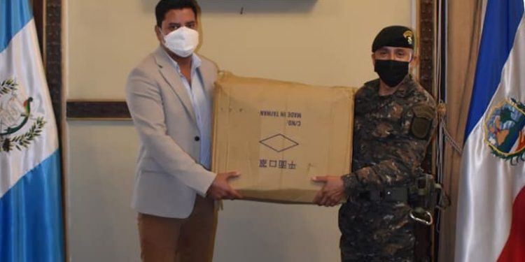 Militares que apoyan plan de vacunación en Quetzaltenango reciben implementos de bioseguridad