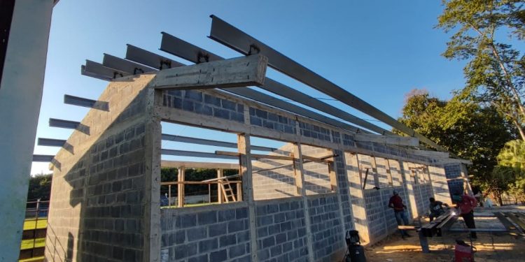 Gobierno mejora institutos de educación básica en Livingston