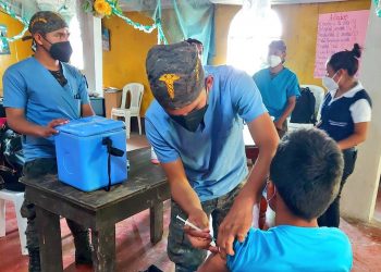 Puesto móvil de vacunación lleva dosis contra el COVID-19 a Chiantla