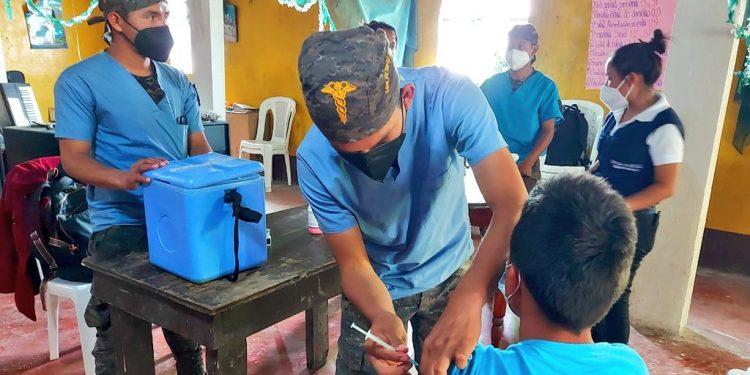 Puesto móvil de vacunación lleva dosis contra el COVID-19 a Chiantla