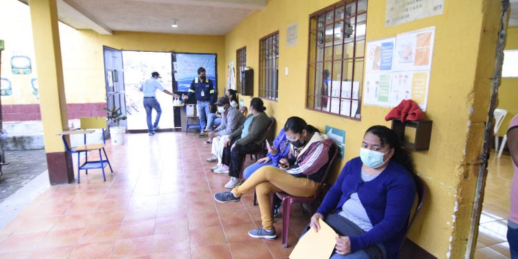 Habilitan puesto de vacunación en San Vicente Pacaya, Escuintla