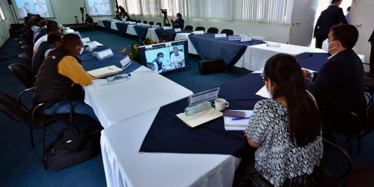 Alcaldes y gobernador de Alta Verapaz escucharon la rendición de cuentas sobre proyectos de desarrollo.