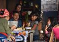 Aracely comparte con su familia los alimentos.