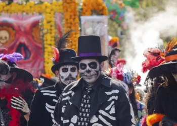 Artesanos mexicanos se preparan para desfile más grande del Día de Muertos