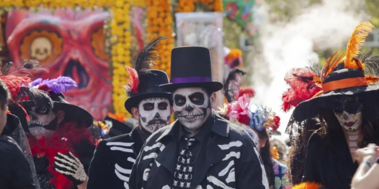 Artesanos mexicanos se preparan para desfile más grande del Día de Muertos