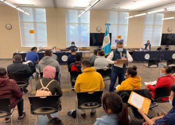 Atención en consulado móvil en Chicago.