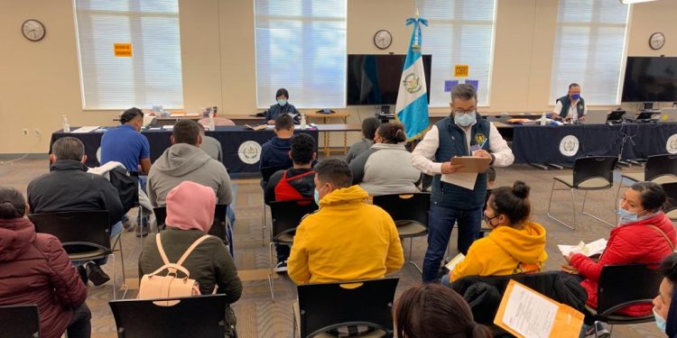 Atención en consulado móvil en Chicago.