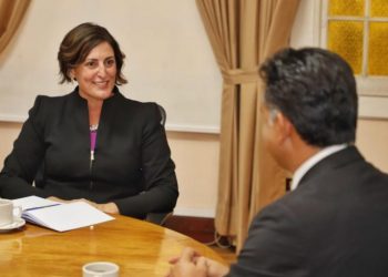 Beth Bechdol, secretaria general adjunta de la FAO, conversa con el ministro de Ambiente, Mario Rojas Espino.