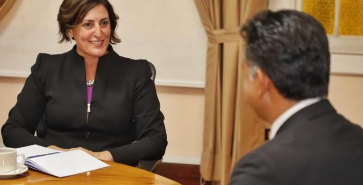 Beth Bechdol, secretaria general adjunta de la FAO, conversa con el ministro de Ambiente, Mario Rojas Espino.