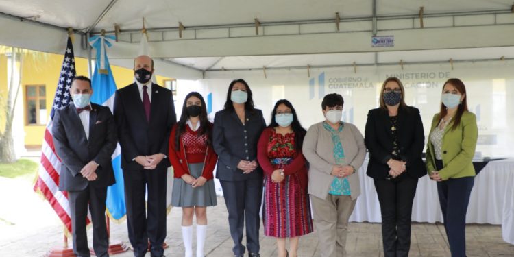 Embajada de Estados Unidos y Mineduc lanzan proyecto para otorgar mil becas de inglés