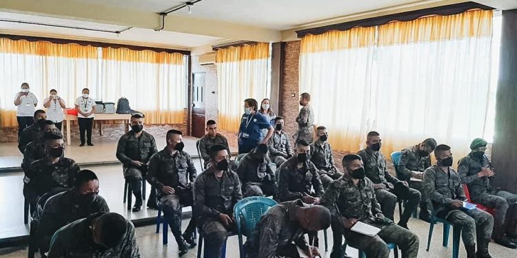 Personal militar se capacita en tècnicas de vacunaciòn