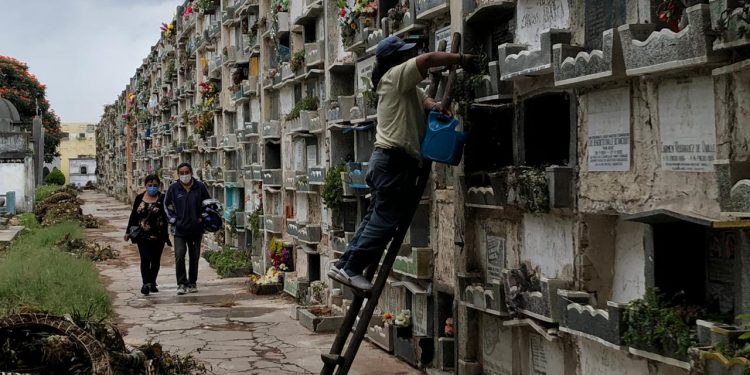 Mandatario hace llamado a cumplir con medidas de bioseguridad y abstenerse de visitar cementerios en próximo asueto