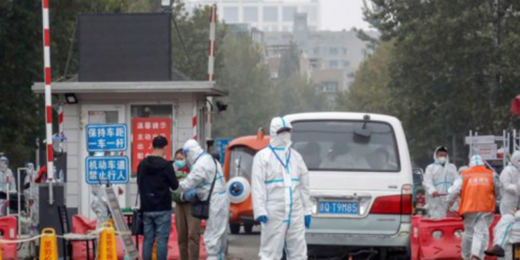China confina una tercera ciudad por los últimos rebrotes de coronavirus