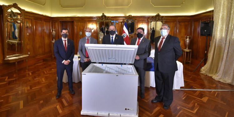 Iniciativa privada dona 402 congeladores para vacunas contra COVID-19