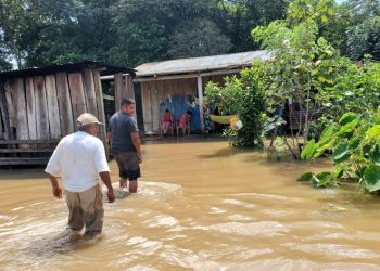 Varias casas se inundaron por desborde de río Lagunitas.