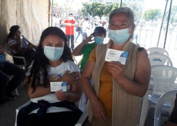 Doña Silvestra Ramírez y su hija Silvia acudieron a vacunarse contra el COVID-19 este fin de semana.