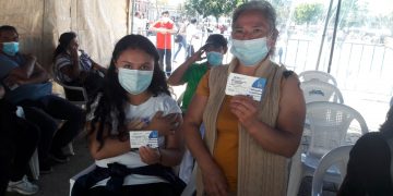Doña Silvestra Ramírez y su hija Silvia acudieron a vacunarse contra el COVID-19 este fin de semana.