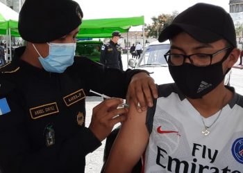 El Ministerio de Salud habilitó puestos de salud peatonales y vehiculares.