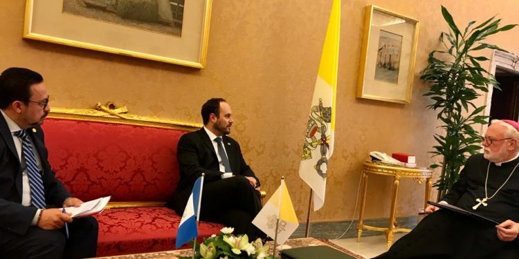 El canciller Pedro Brolo y el Reverendo Monseñor Paul Richard Gallagher, secretario de Estado de la Santa Sede.