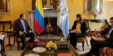 El canciller guatemalteco dialogó con la vicepresidenta y canciller de Colombia, Marta Lucía Ramírez.