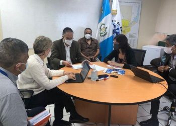 El viceministro de atención primaria, Edwin Montufar, junto a representantes de USAID e INCAP.