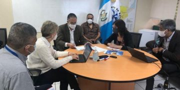 El viceministro de atención primaria, Edwin Montufar, junto a representantes de USAID e INCAP.