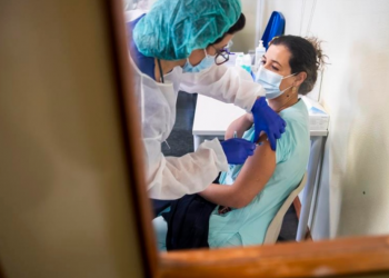 España aplicará una tercera dosis contra COVID a los mayores de 70 años