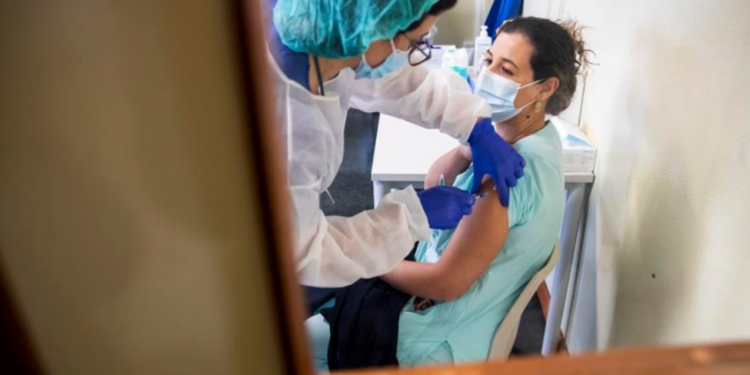 España aplicará una tercera dosis contra COVID a los mayores de 70 años