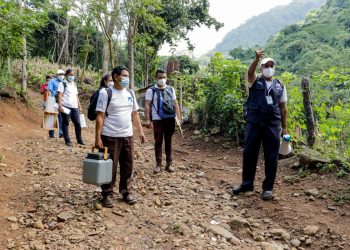 Recorren comunidades de Santa Rosa para llevar vacuna contra COVID-19